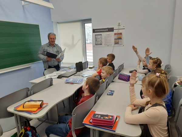 Классный час «Звонче жаворонка пенье...»