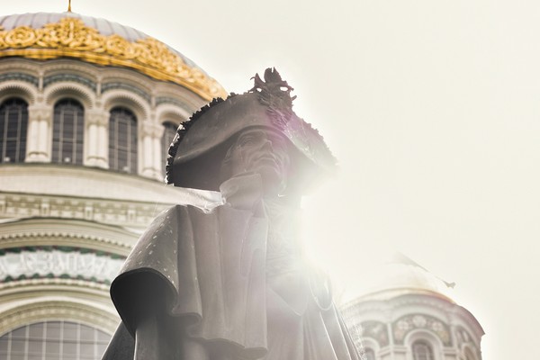 В Кронштадт из Петербурга: Морской собор, форты и день у Финского залива