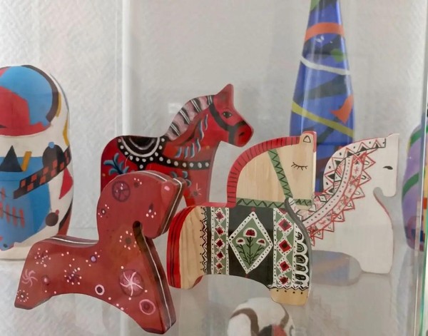 Выставка «Роспись деревянных лошадок»