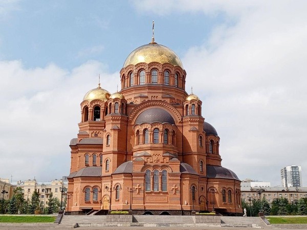 Пешеходная экскурсия «От собора Александра Невского до памятника Петру I»