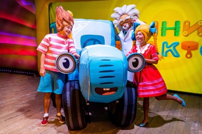 Синий трактор едет к нам