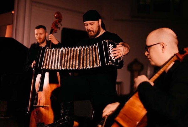 Орган и бандонеон при свечах