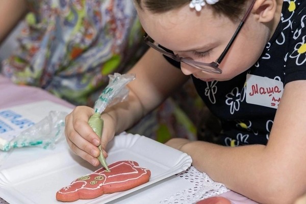 Мастер-класс «Пряничный декор» – роспись традиционного розового пряника