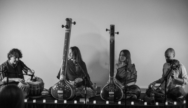 Магия индийской раги при свечах