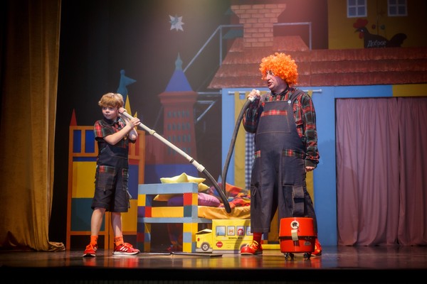 Малыш и Карлсон, который живет на крыше