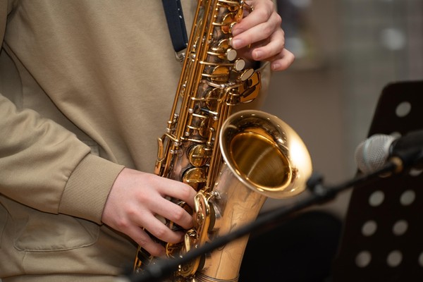 «Все музы — в гости к нам!»: весеннее настроение от Юлии Бездверной