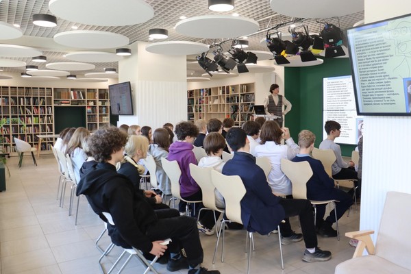 «Щебечет и плещется: как в слове рождаются цвет и музыка» лекция