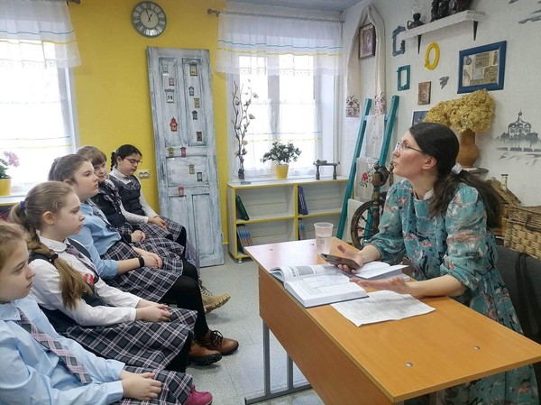 книжная полянка «Карманы, полные каштанов: истории Елены Керенцевой»