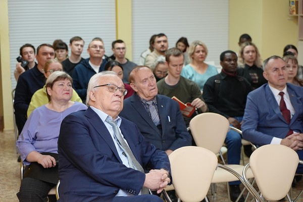 Презентация книги Ирины Бугрышевой «Я трогаю войну руками»