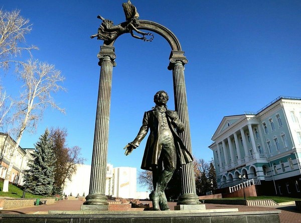 «Строки в граните: живые образы русских литераторов»: тематическая выставка