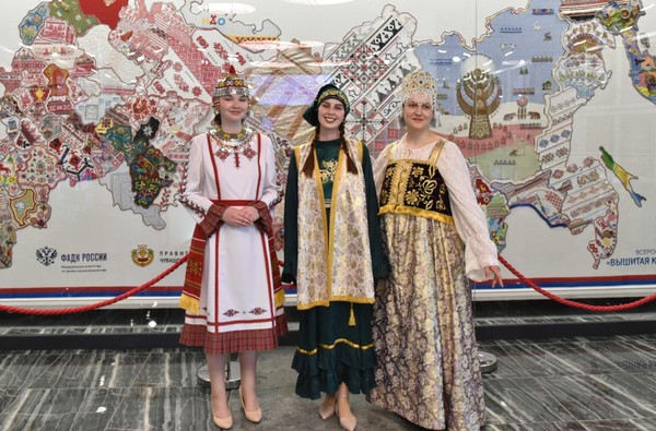 Выставка «Нарядье: коллекция костюмов народов России»