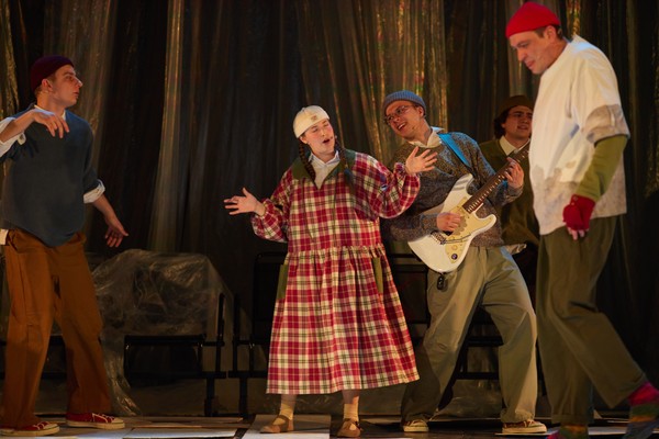 Когда длинная стрелка будет на двенадцати, а короткая на трёх