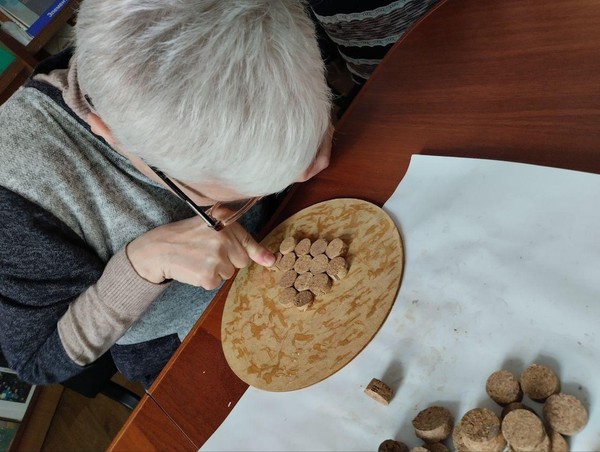 Творческое занятие в инклюзивном арт-клубе «Я вижу мир сердцем»