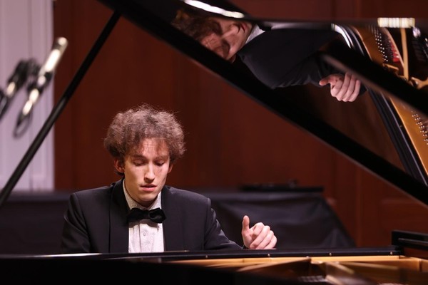 Концерт «Через шесть рукопожатий»