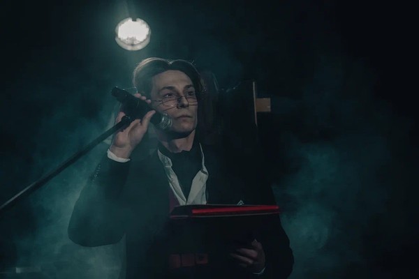 Женщина в чёрном