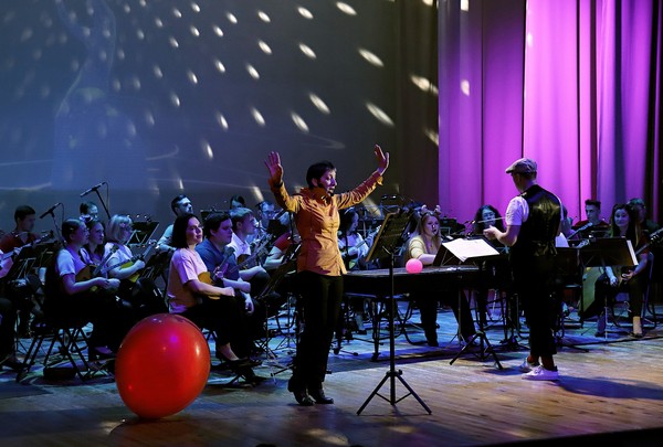 Девочка на шаре