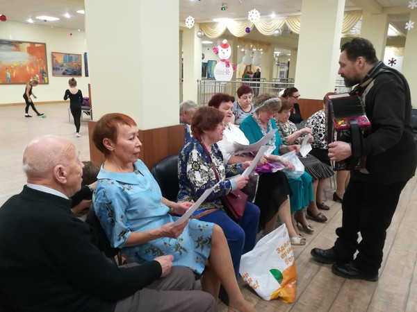 Исполнение песен под гармонь «Весною жизнь по-новому звучит…»