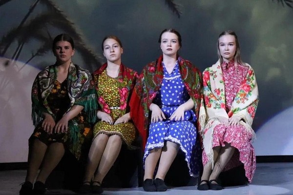 Нам дороги эти позабыть нельзя