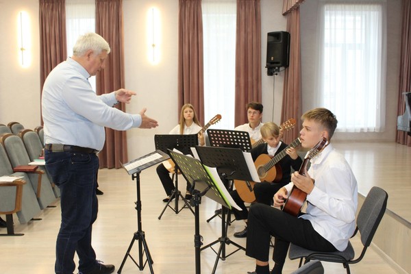 Виртуальный мастер-класс с ансамблем гитаристов