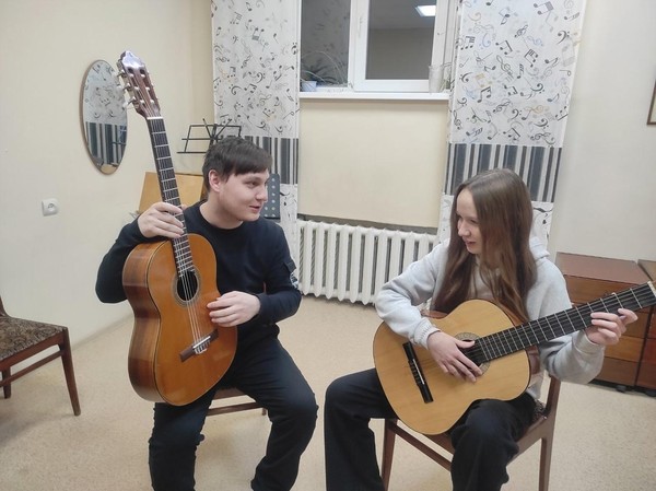 Урок по игре на гитаре