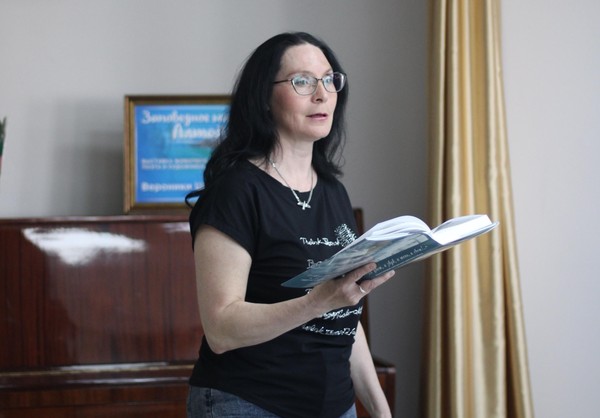 Моноспектакль «Заповедная поэзия: из Омска на Алтай»