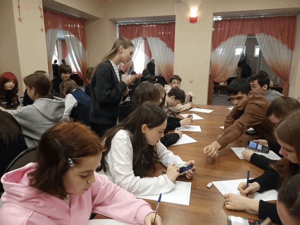 И нас опять лишает сна жестокий колокол апреля…