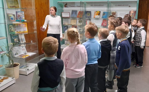 Беседа у выставки «Страницы добра и радости»