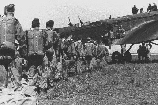 Презентация книги С.Л. Федосеева, В.Р. Котельникова «Советские Воздушно-десантные войска»