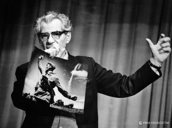 С «лейкой» и блокнотом. Советские фотокорреспонденты на фронте Великой Отечественной войны