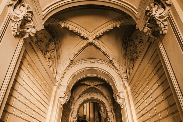 Доходные дома, дворы-колодцы и парадные лестницы: всё в одной прогулке