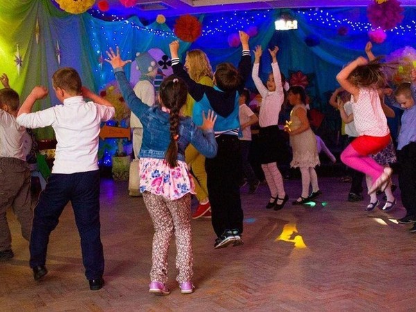 Танцевально-развлекательная программа «Улыбаемся и пляшем!»