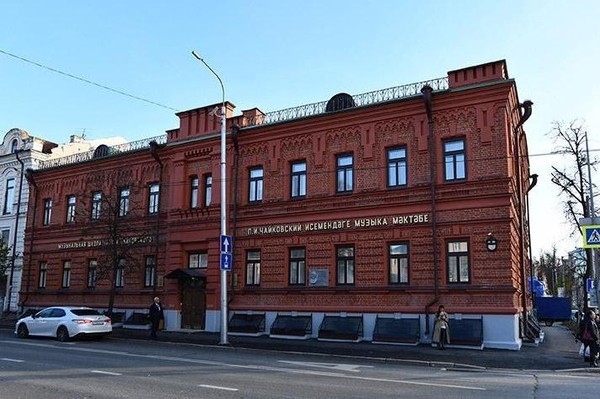 Играют выпускники фортепианного отдела