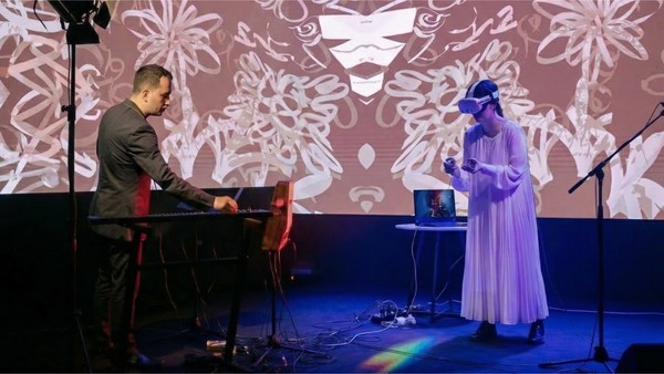 Пётр Термен и Надежда Бей. Магнетизмы: бесконтактный перформанс