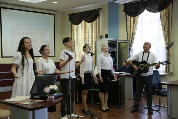 Музыкально-литературная встреча «В байдарочном походе!»