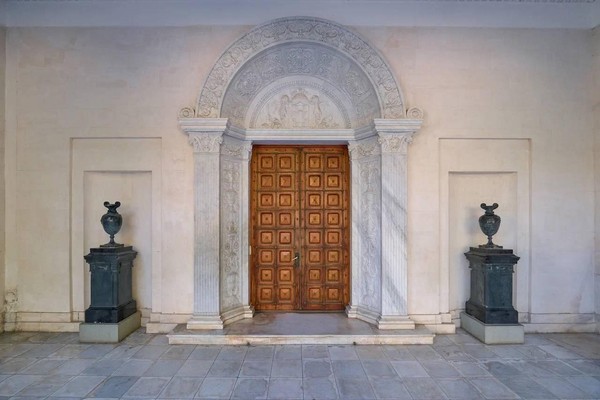 «Внутренние дворики и церковь»