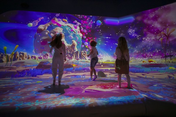 Мультимедийное путешествие в Hello Park