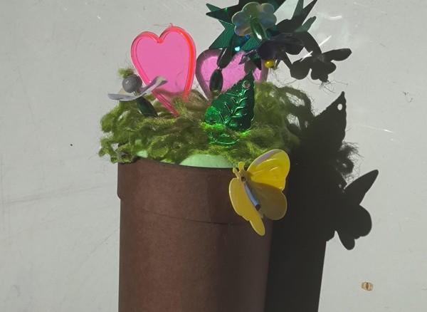 Волшебная полянка: растение в горшочке