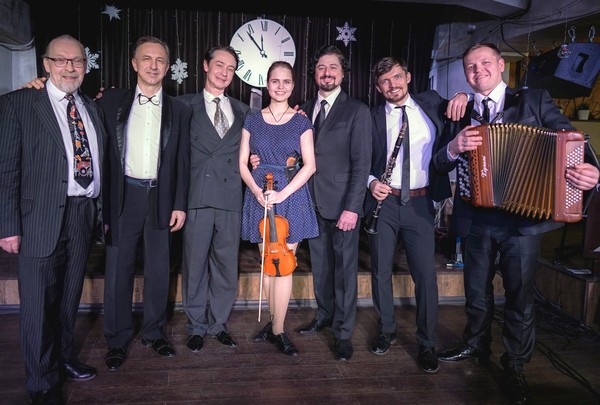 Но мы не плачем и не рыдаем