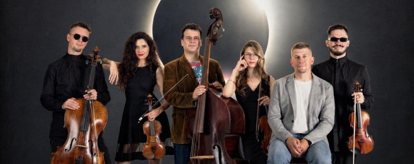 Лунное затмение. Оркестр при свечах