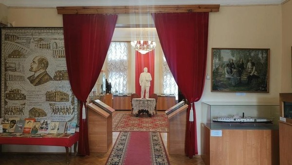 Выставка «Мир. Труд. Май»