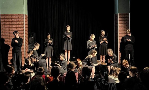 Спектакль Перелистывая страницы в Богатые Сабы