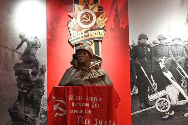 Экскурсия по выставке «Вперед, к Победе!»