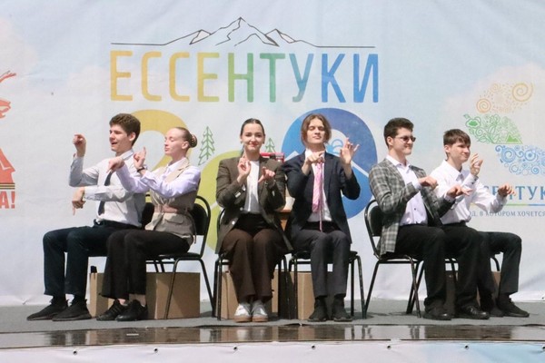 Показ уличного спектакля «Офис»