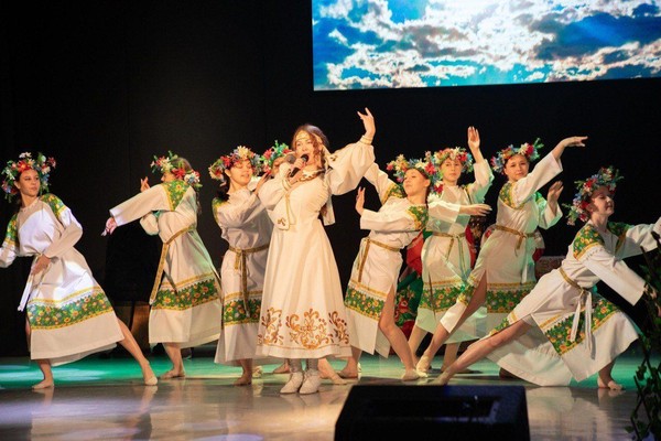 Танцевально-театрализованное представление «Круговорот традиций русских»