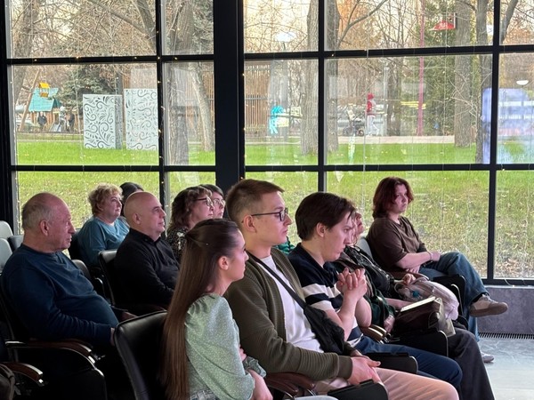 Встреча книжного клуба: Роман «Театр»