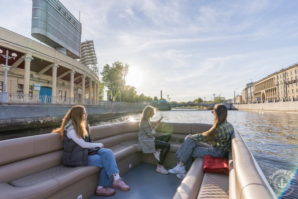 Вдоль Петроградки на катере