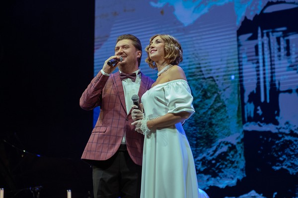 Московских окон негасимый свет