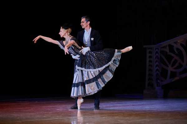 Дама с камелиями