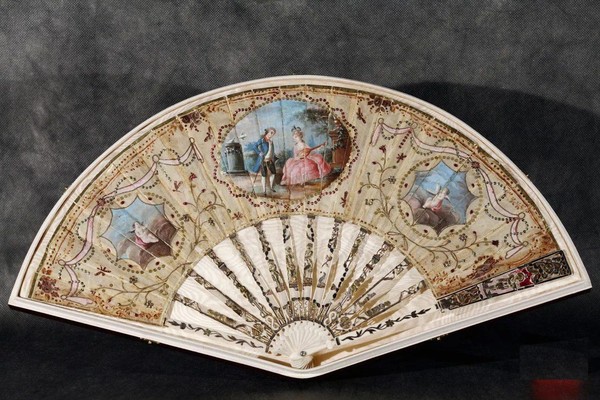 Выставка «Шелк, парча, атлас и бисер. Одежда и аксессуары XVIII–XIX вв.»