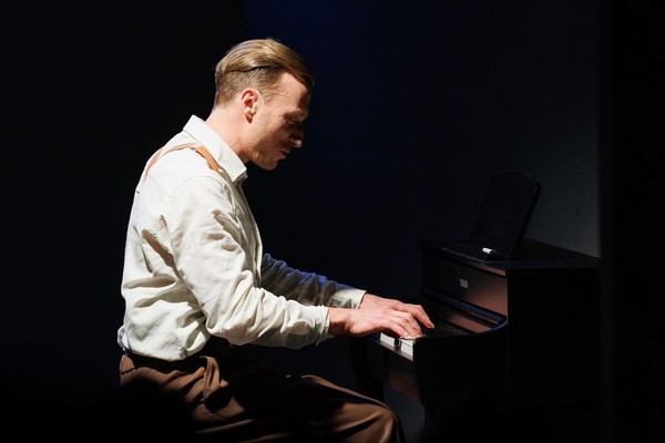 Спектакль «Владимир Маяковский: «Послушайте!»